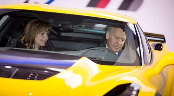 Joe Biden und GM-Chefin Mary Barra in einer Corvette Z06 