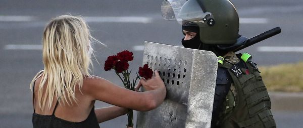 Mit Blumen gegen das Regime