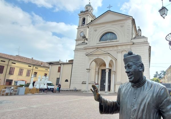 Brescello Don Camillo vor seiner Kirche