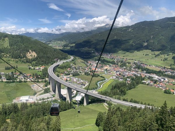 Bergeralmbahn in Steinach f&amp;auml;hrt unter der Brenner-Autobahn 