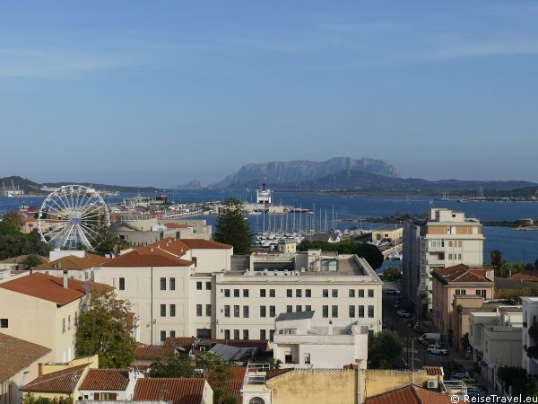 2)	Blick von der Terrasse des Panorama-Hotels auf Olbia