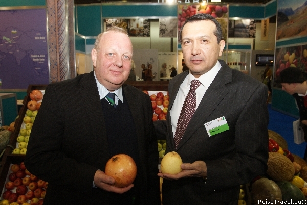 Klaus Dieter Richter (li.) Botschafter Dr. Durbek Amanov